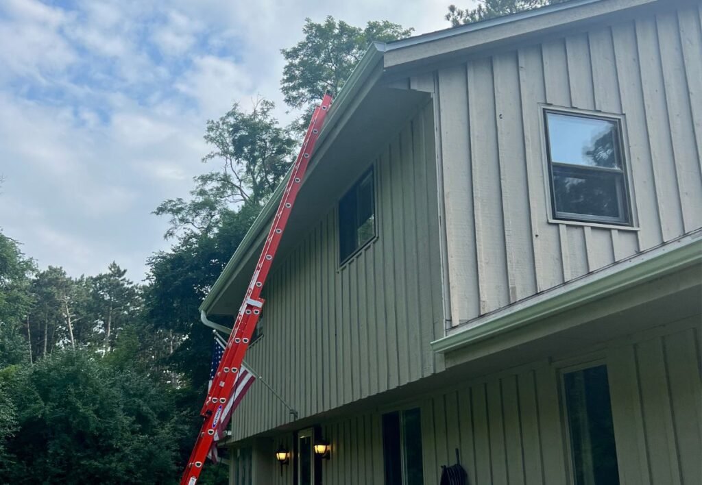 A ladder to drive in the roof 
